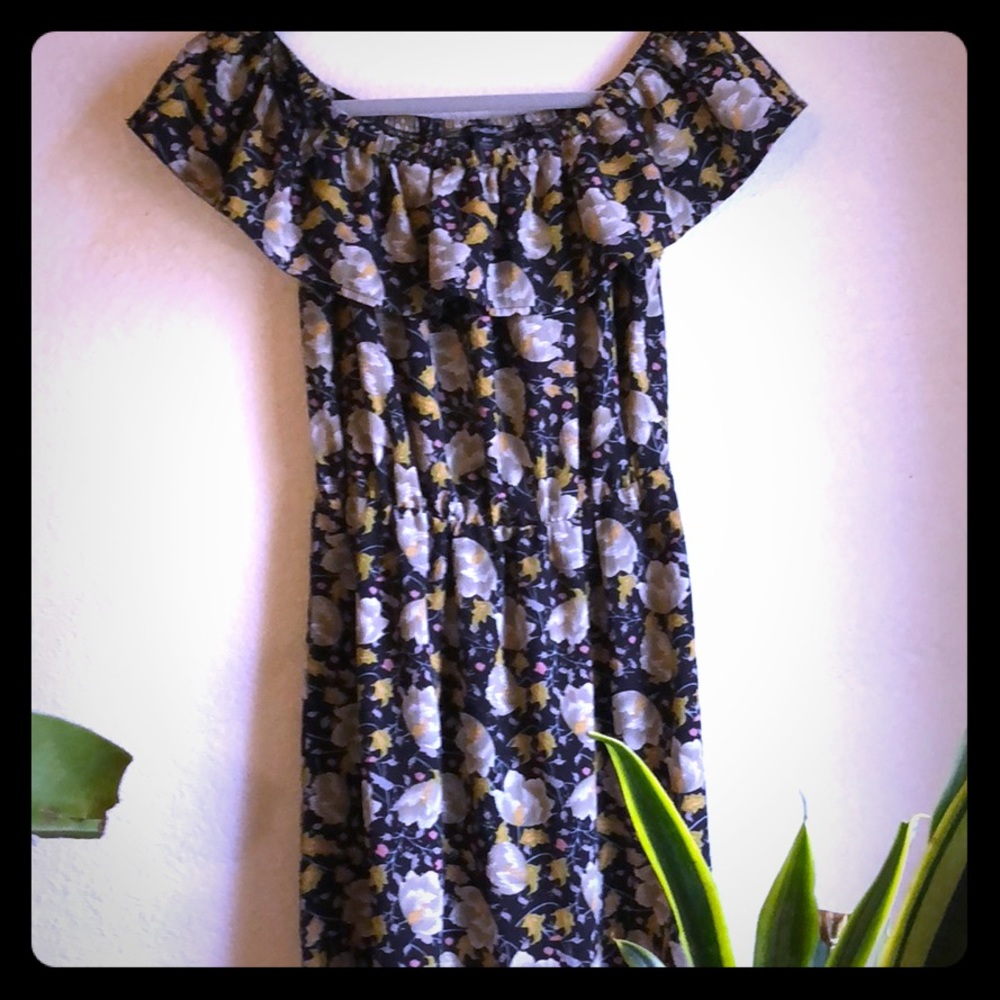 ** Sold**Cute printed easy to wear maxi dress